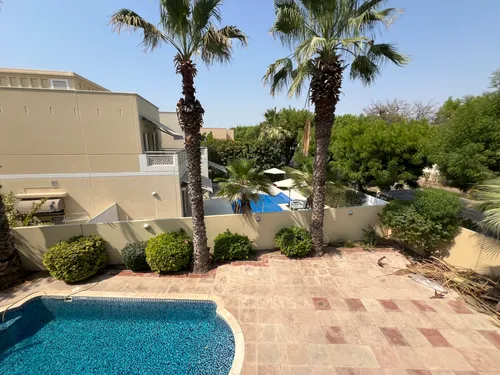 5 Bedrooms Villa in Meadows 9