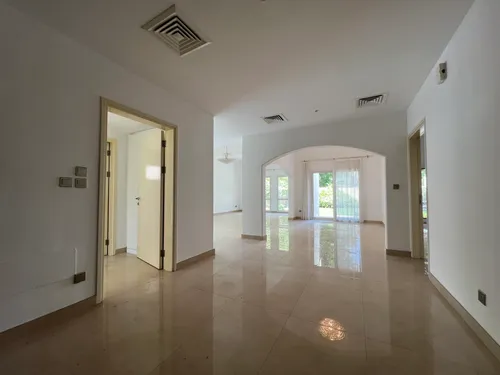 5 Bedrooms Villa in Meadows 9