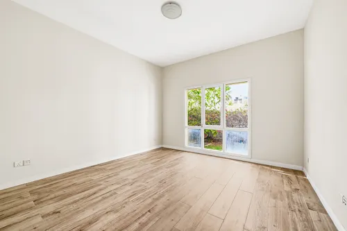 5 Bedrooms Villa in Meadows 2