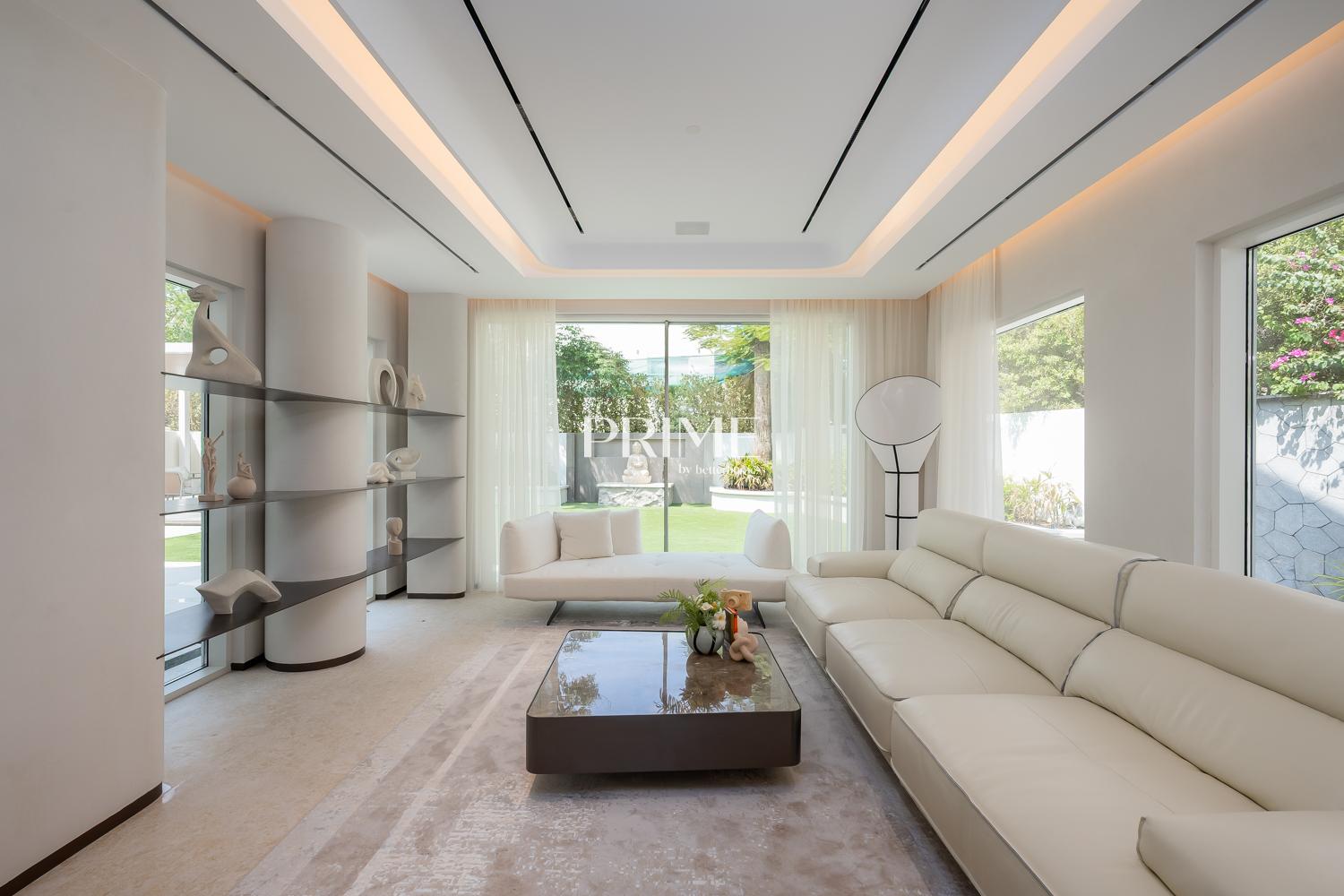 4 Bedrooms Villa in 6 Street, Meadows