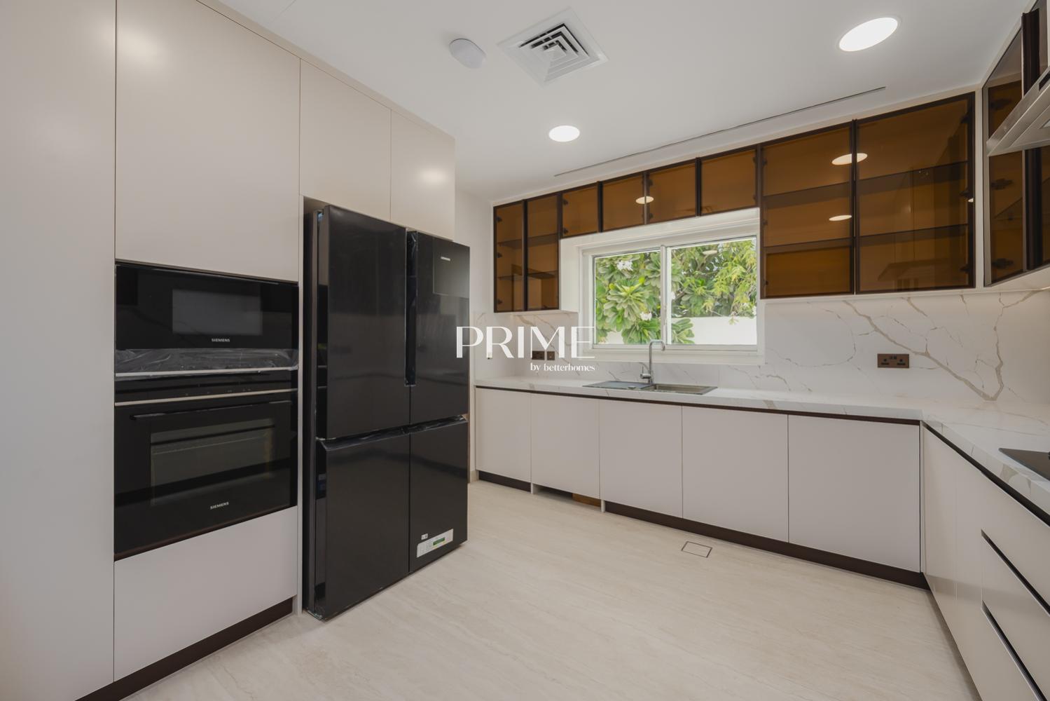 4 Bedrooms Villa in 6 Street, Meadows