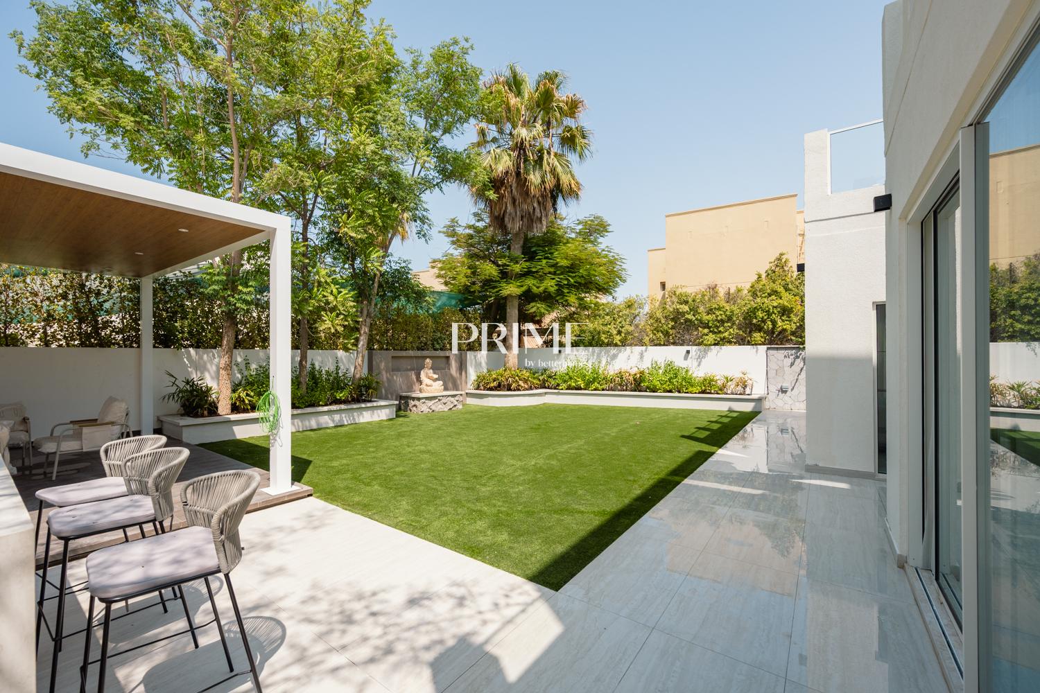 4 Bedrooms Villa in 6 Street, Meadows