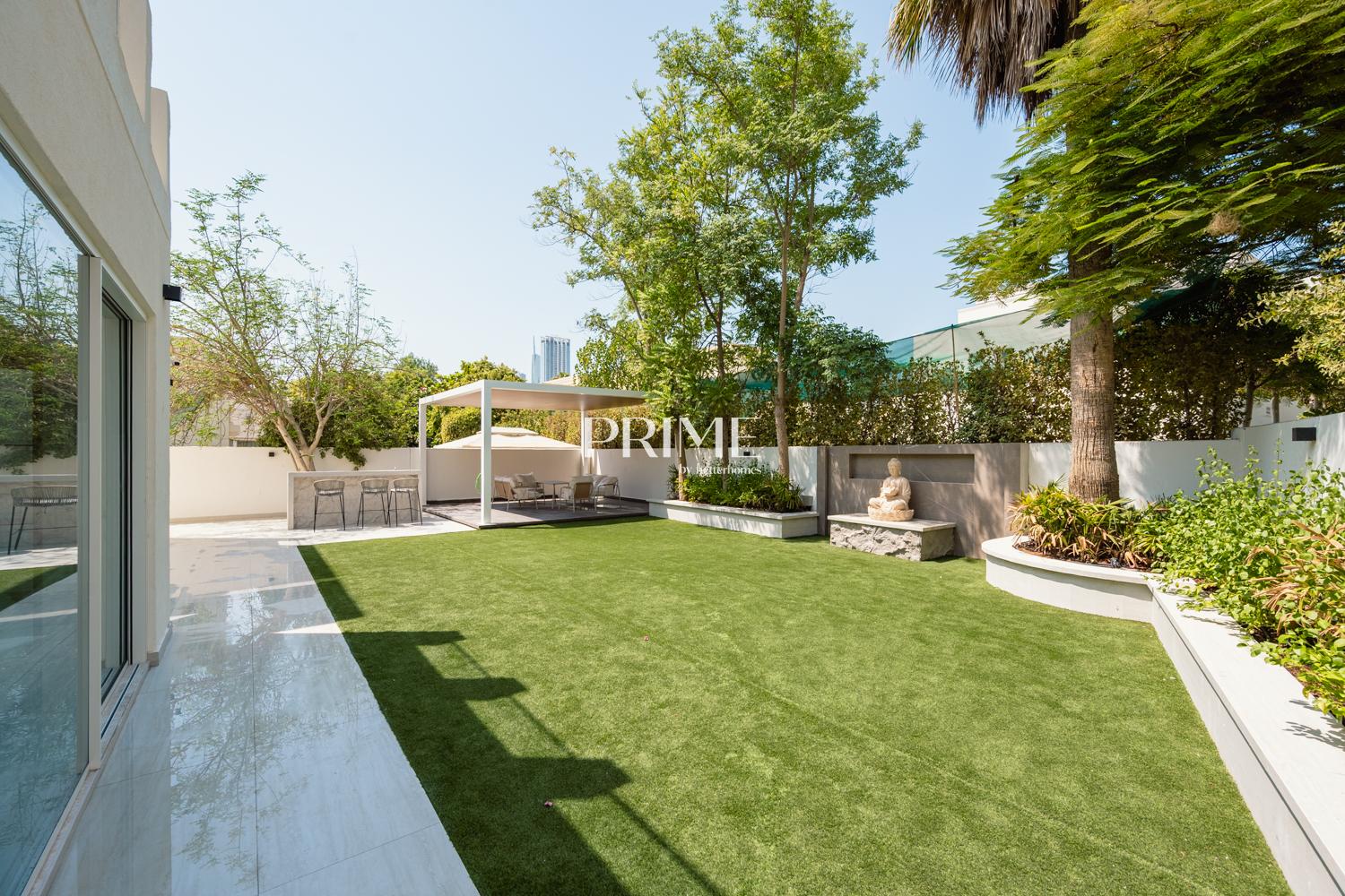 4 Bedrooms Villa in 6 Street, Meadows