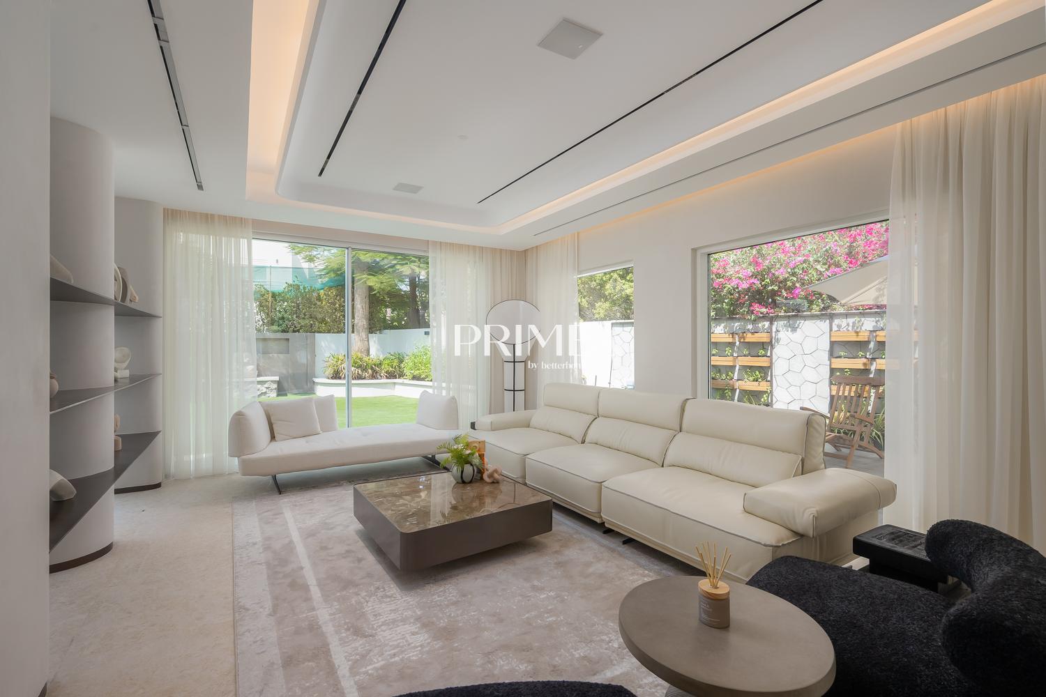 4 Bedrooms Villa in 6 Street, Meadows