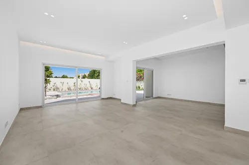 5 Bedrooms Villa in 1 Street, Meadows