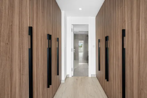 5 Bedrooms Villa in 1 Street, Meadows