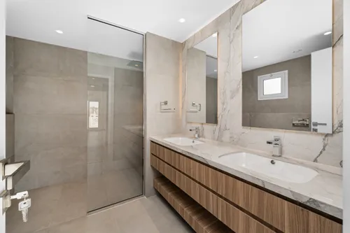 5 Bedrooms Villa in 1 Street, Meadows