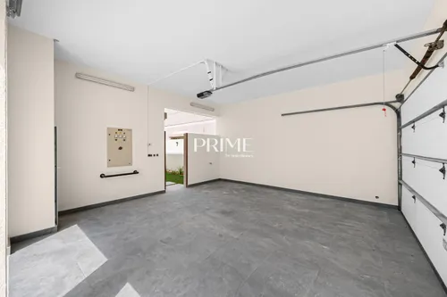 5 Bedrooms Villa in 1 Street, Meadows