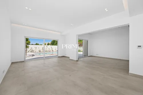 5 Bedrooms Villa in 1 Street, Meadows