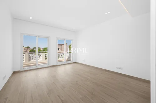 5 Bedrooms Villa in 1 Street, Meadows