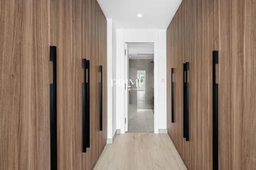 5 Bedrooms Villa in 1 Street, Meadows