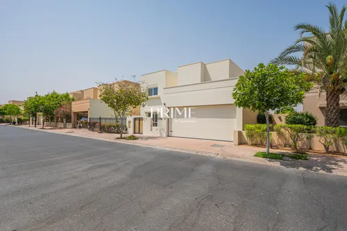 5 Bedrooms Villa in 1 Street, Meadows