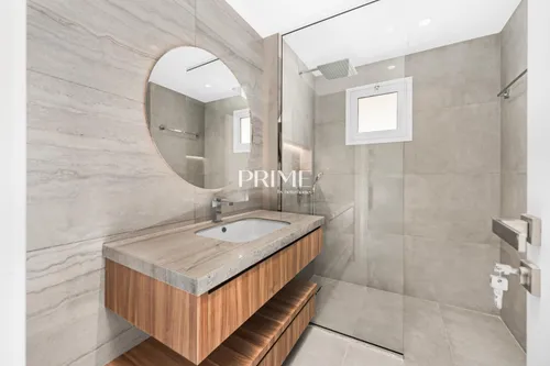 5 Bedrooms Villa in 1 Street, Meadows