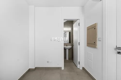 5 Bedrooms Villa in 1 Street, Meadows