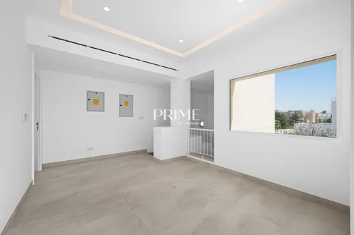 5 Bedrooms Villa in 1 Street, Meadows