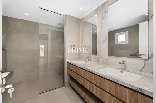 5 Bedrooms Villa in 1 Street, Meadows