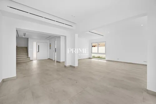 5 Bedrooms Villa in 1 Street, Meadows