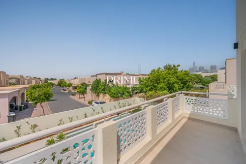 5 Bedrooms Villa in 1 Street, Meadows