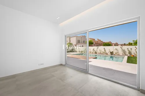 5 Bedrooms Villa in 1 Street, Meadows