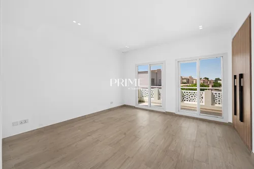 5 Bedrooms Villa in 1 Street, Meadows