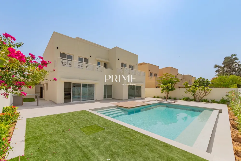 5 Bedrooms Villa in 1 Street, Meadows