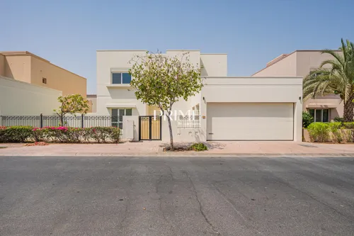 5 Bedrooms Villa in 1 Street, Meadows