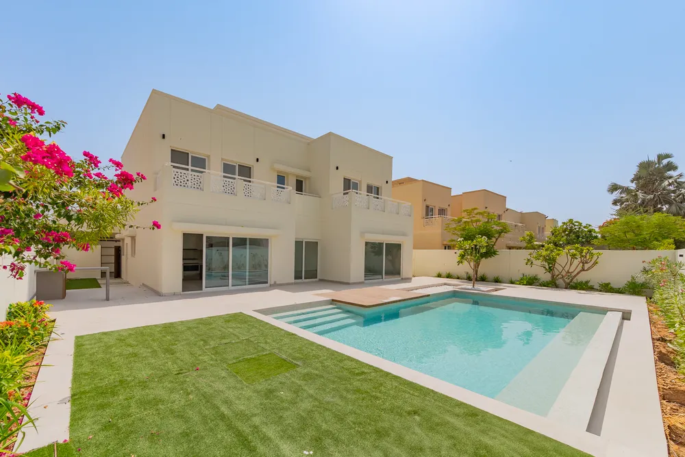 5 Bedrooms Villa in 1 Street, Meadows