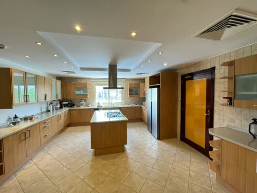 5 Bedrooms Villa in Sector H