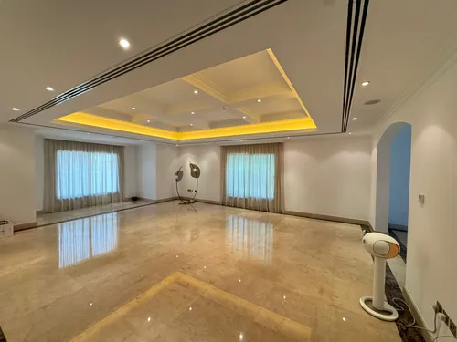 5 Bedrooms Villa in Sector H