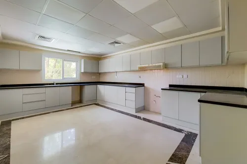 4 Bedrooms Villa in Meadows 5