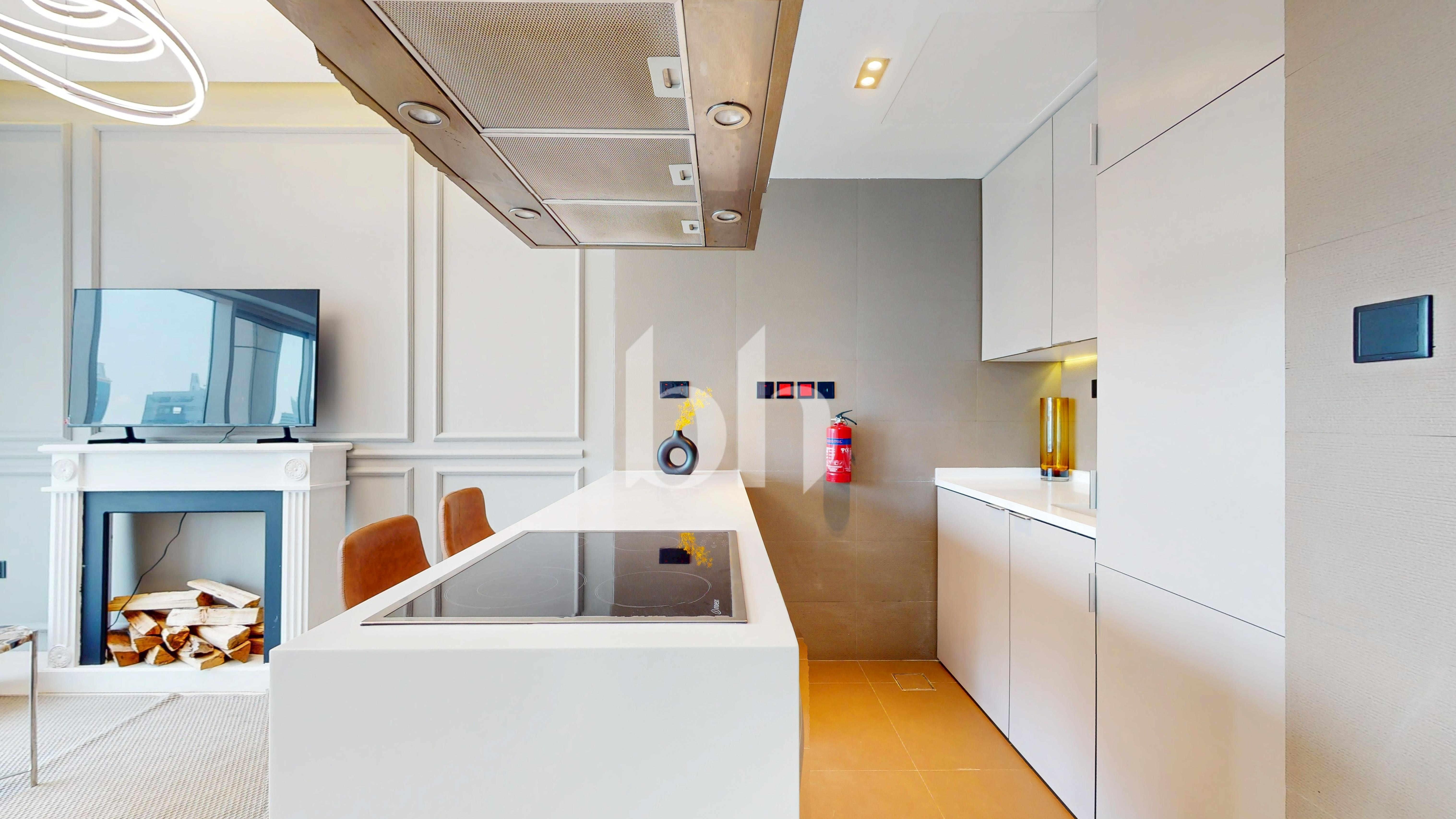  Apartment in West Avenue Tower