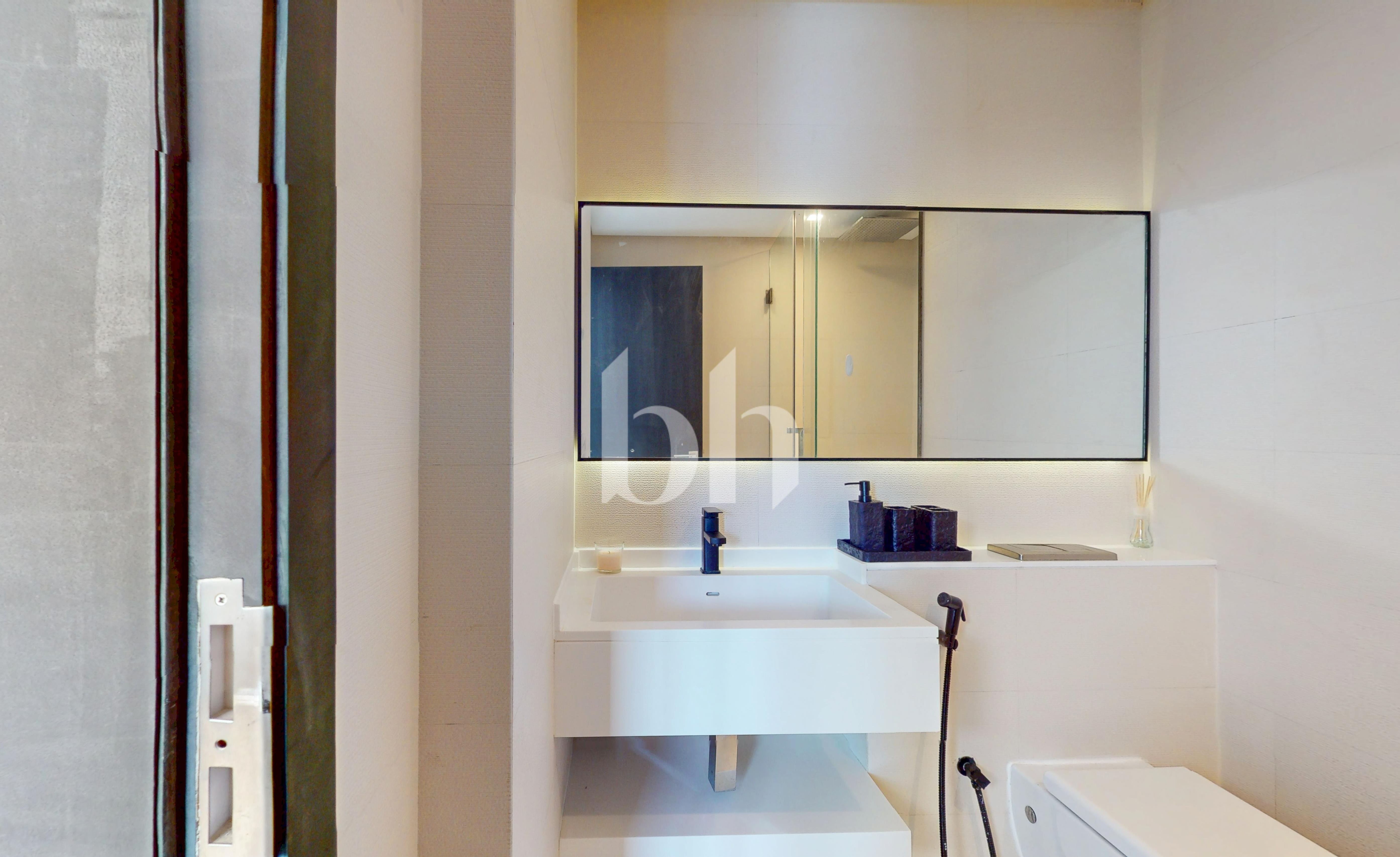  Apartment in West Avenue Tower