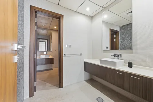 5 Bedrooms Apartment in Bay Central West