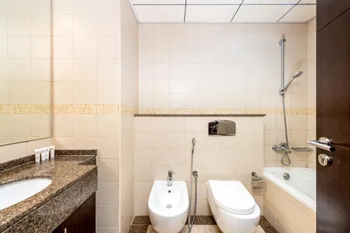 2 Bedrooms Apartment in Bay Central West