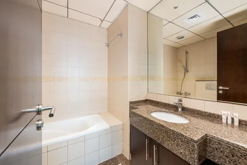 2 Bedrooms Apartment in Bay Central West