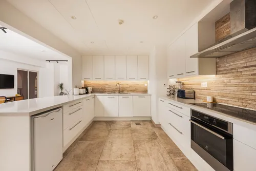 4 Bedrooms Apartment in Rimal 5