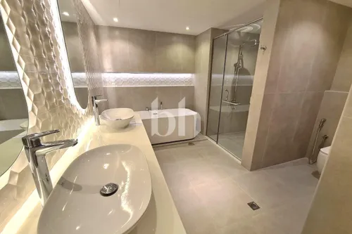 4 Bedrooms Apartment in Sadaf 8