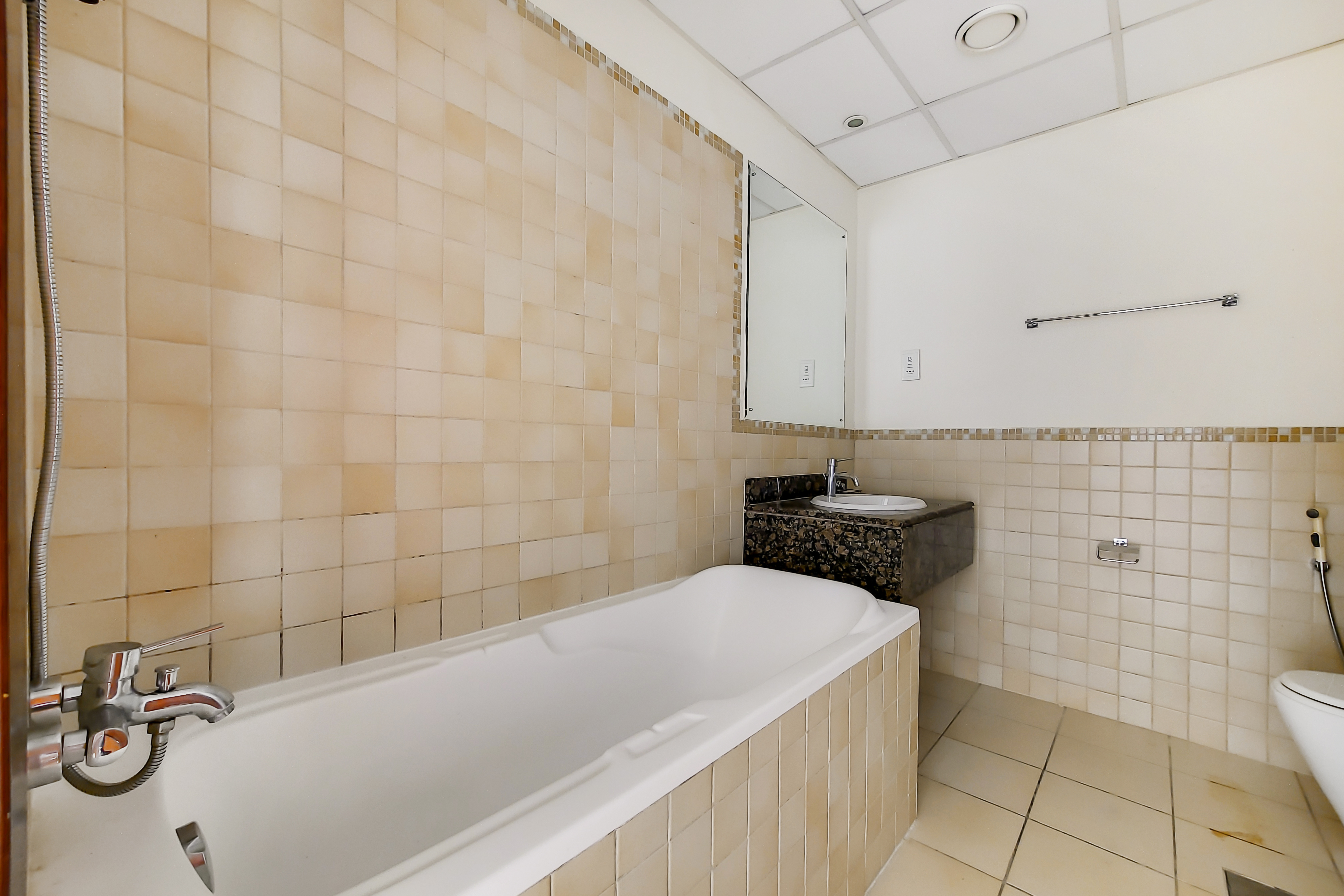 3 Bedrooms Apartment in Rimal 5