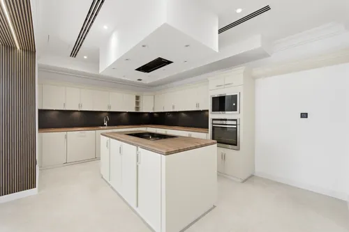 5 Bedrooms Apartment in Sadaf 8