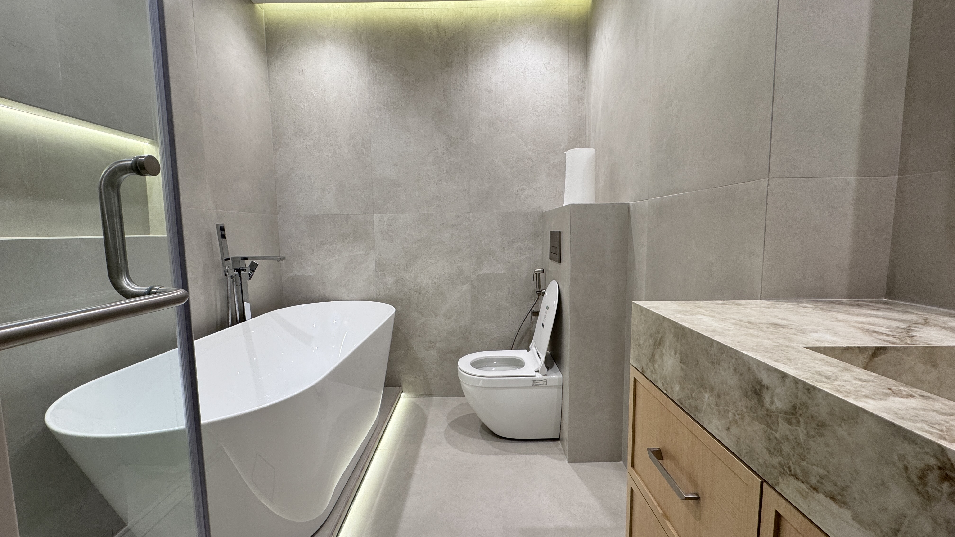 2 Bedrooms Apartment in Lake Shore Tower