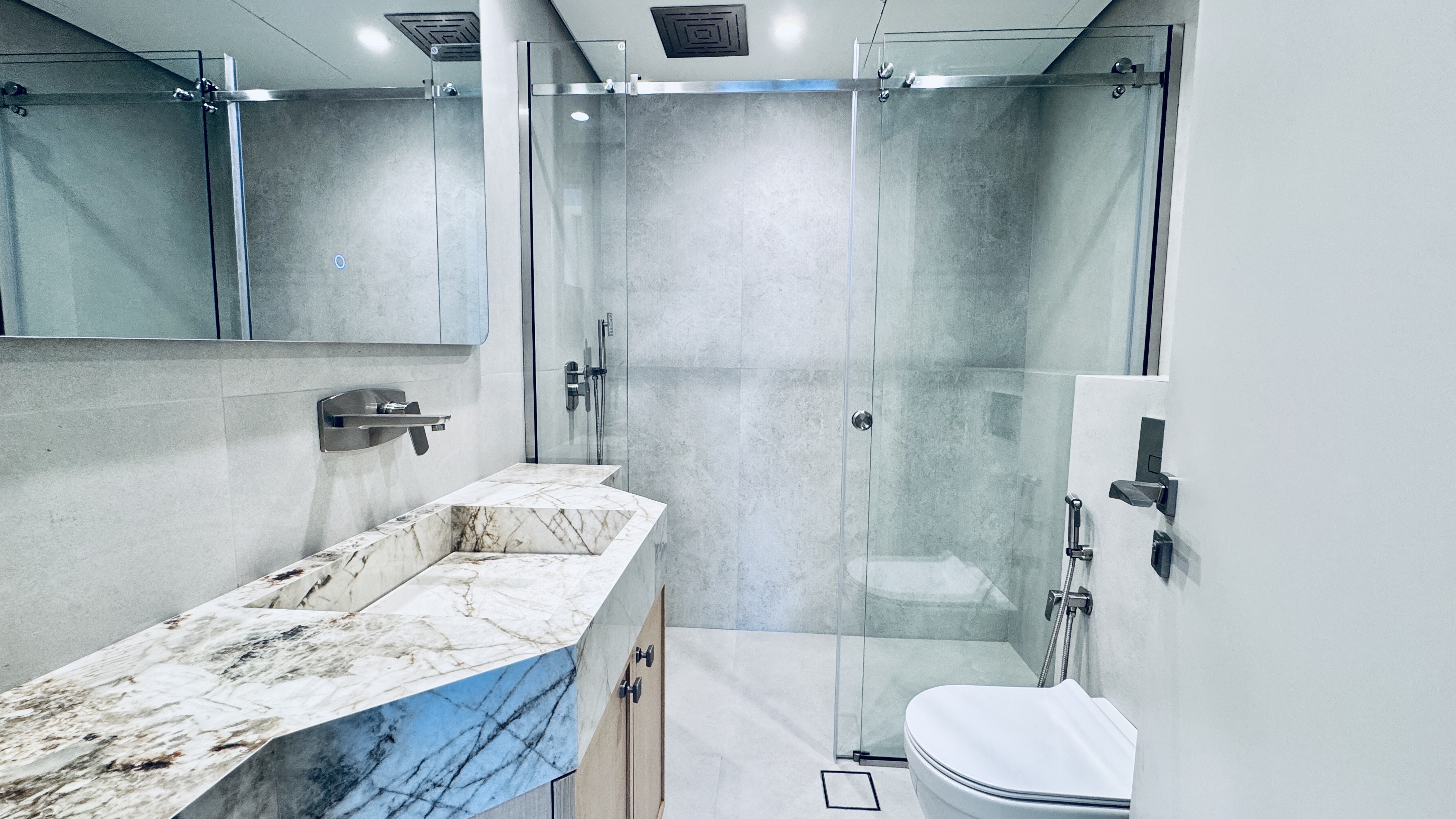 2 Bedrooms Apartment in Lake Shore Tower