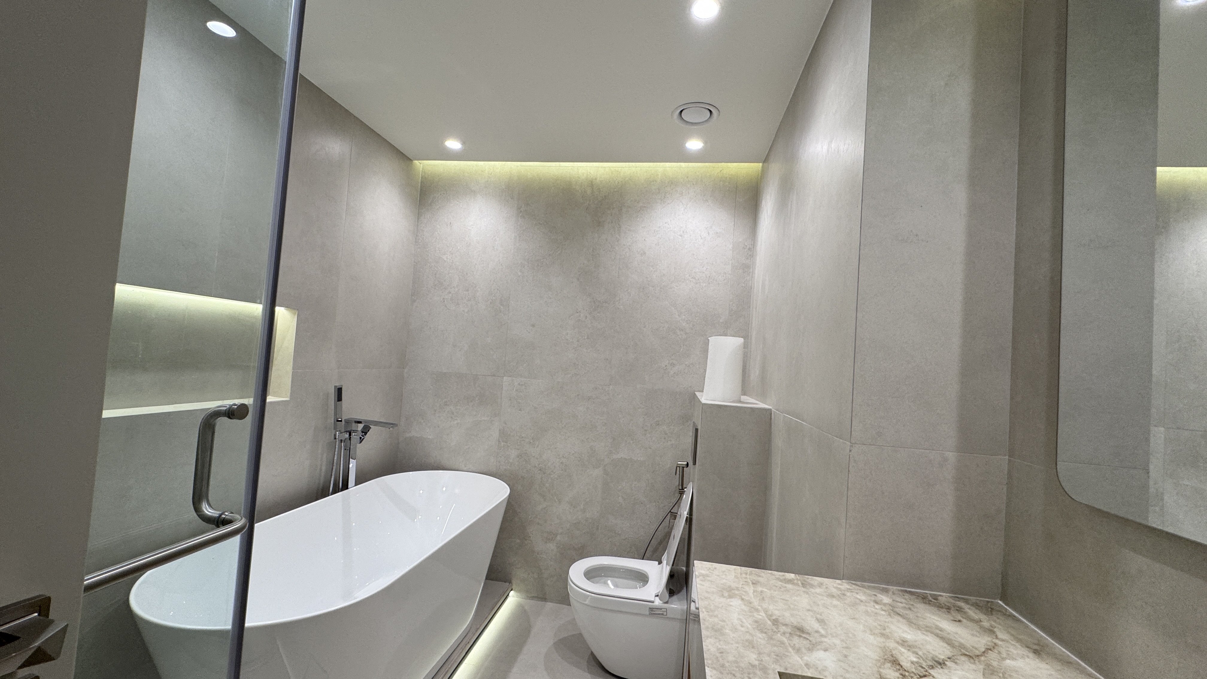 2 Bedrooms Apartment in Lake Shore Tower