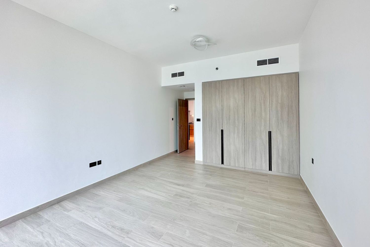 1 Bedroom Apartment in Me Do Re Tower