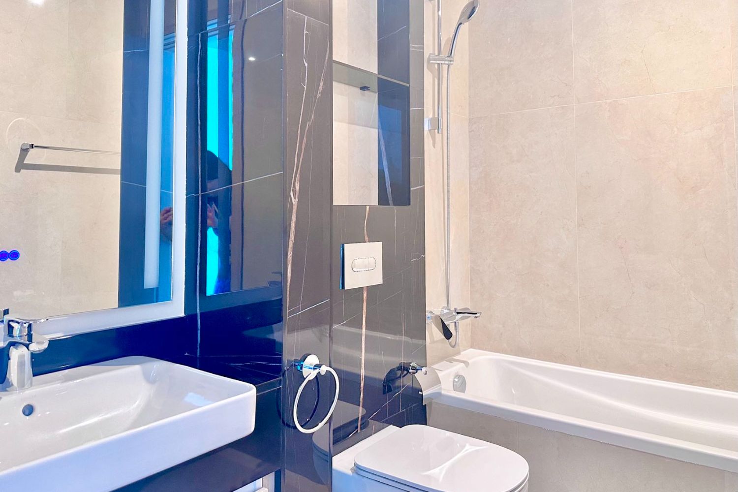 1 Bedroom Apartment in Me Do Re Tower