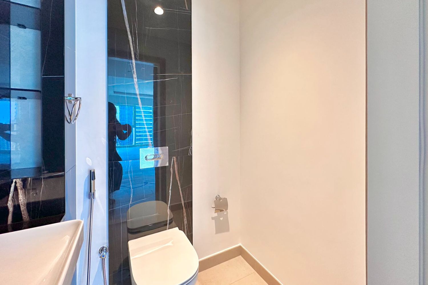 1 Bedroom Apartment in Me Do Re Tower