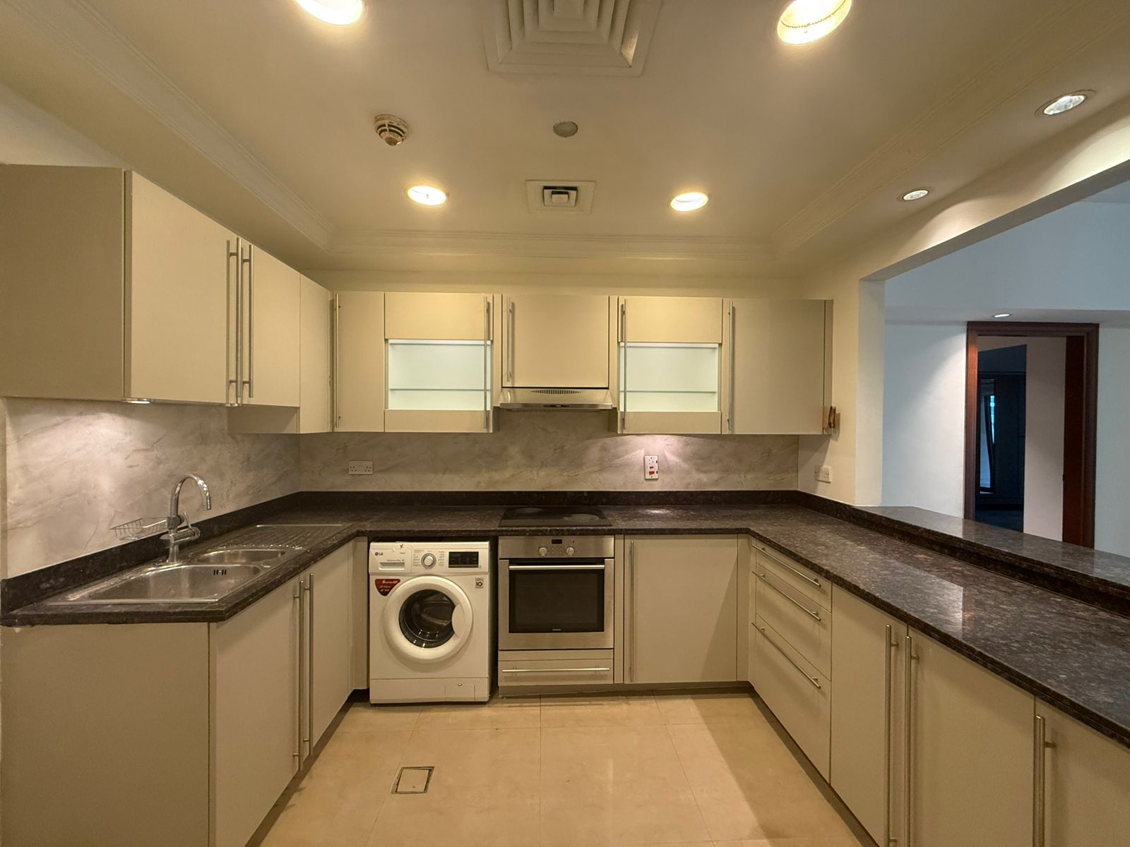 2 Bedrooms Apartment in Golden Mile 10