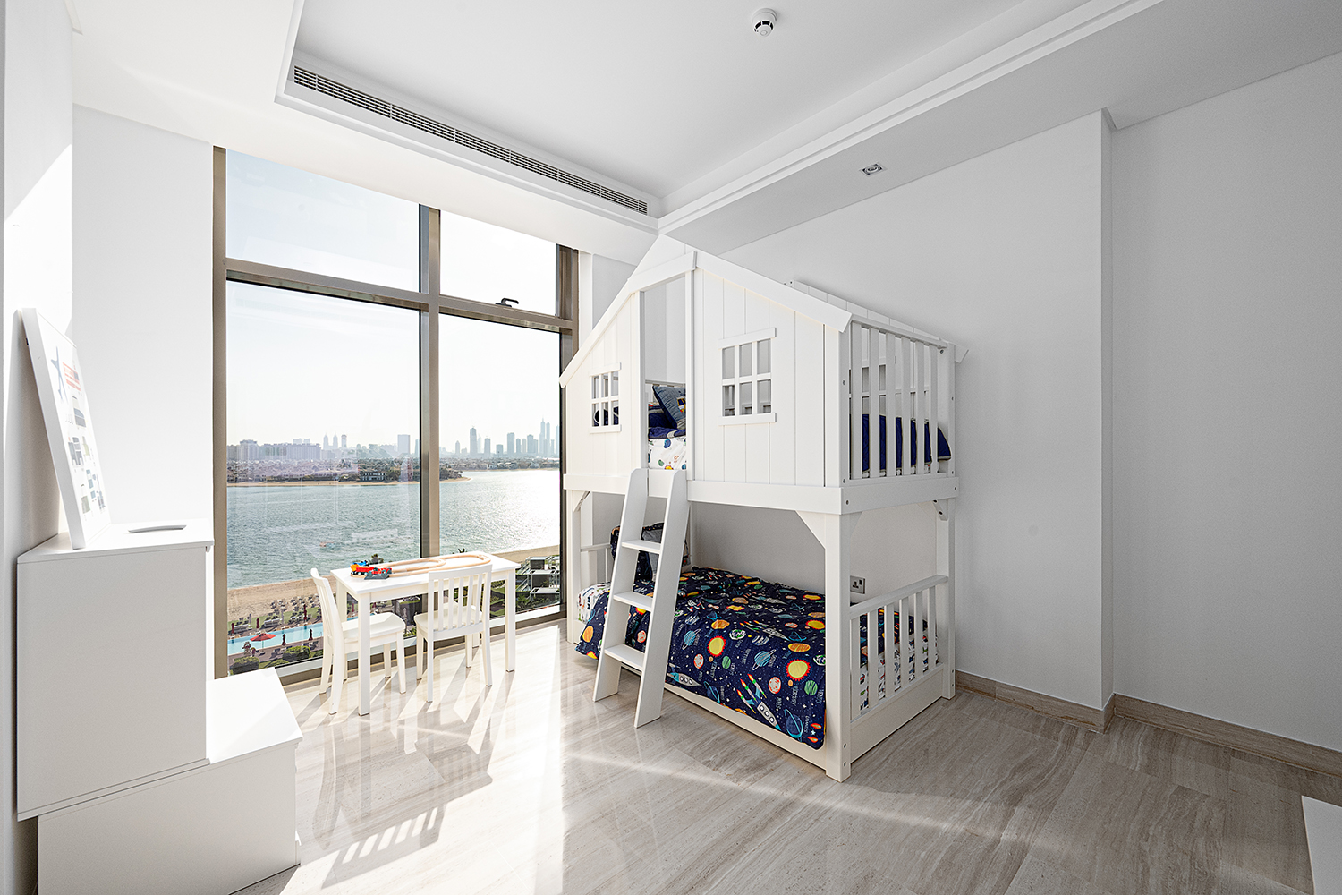 4 Bedrooms Apartment in The 8