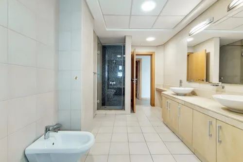 5 Bedrooms Apartment in Al Das