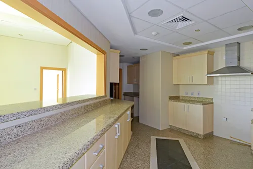 4 Bedrooms Apartment in Al Sarrood