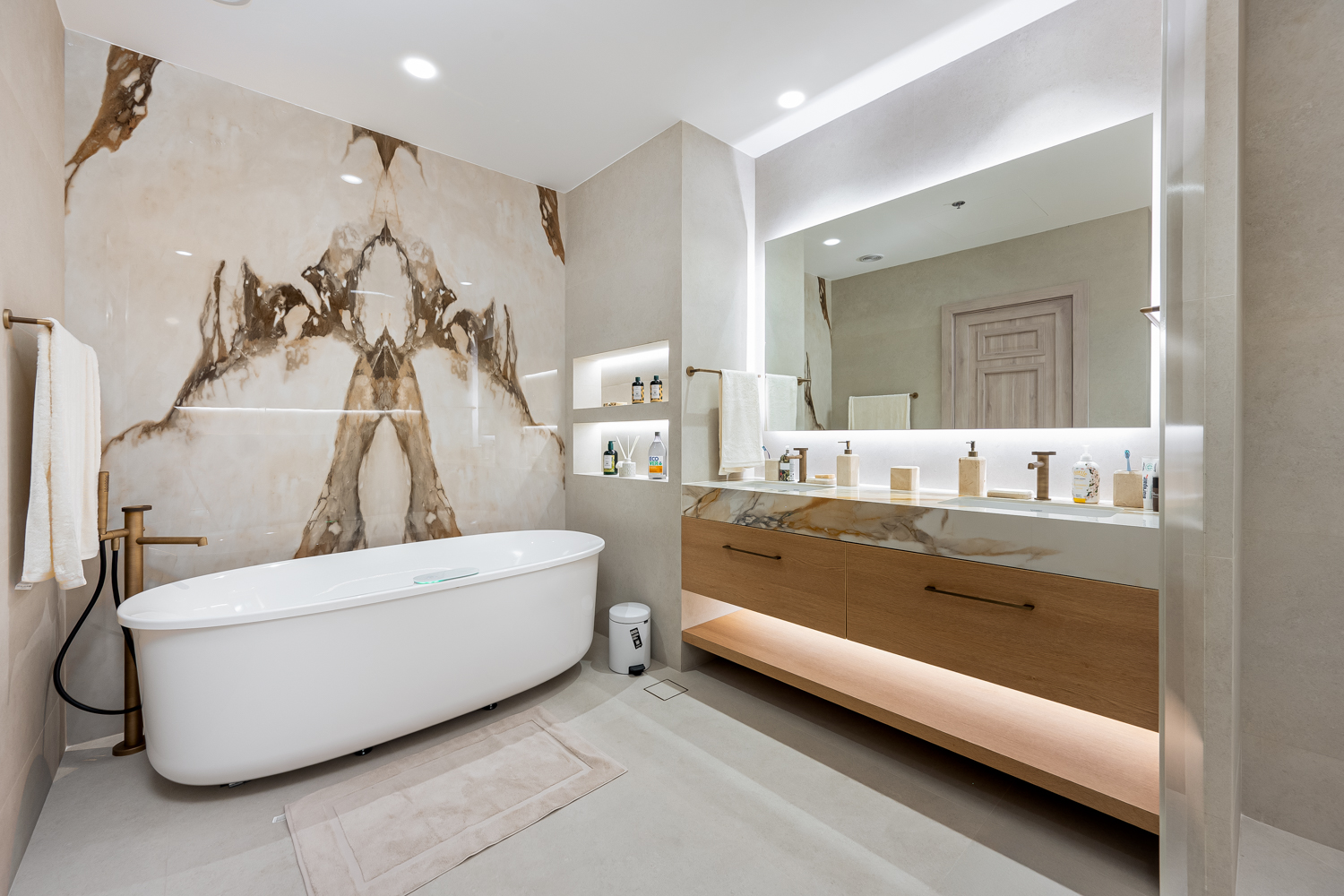 3 Bedrooms Apartment in Kempinski Palm Residence